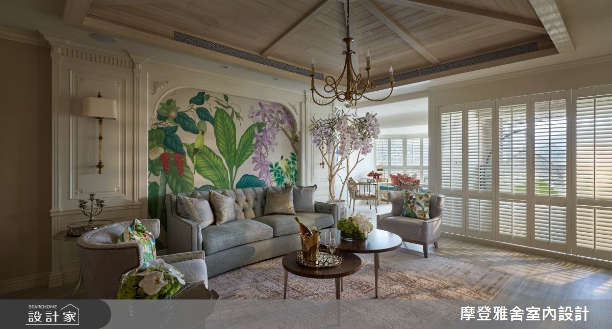 沙發靠牆是最經典不出錯的配置方式，也能和茶几、電視牆形成最舒適的黃金動線，同時U型配置給予居住者完整的休憩空間，達到聚氣效果。