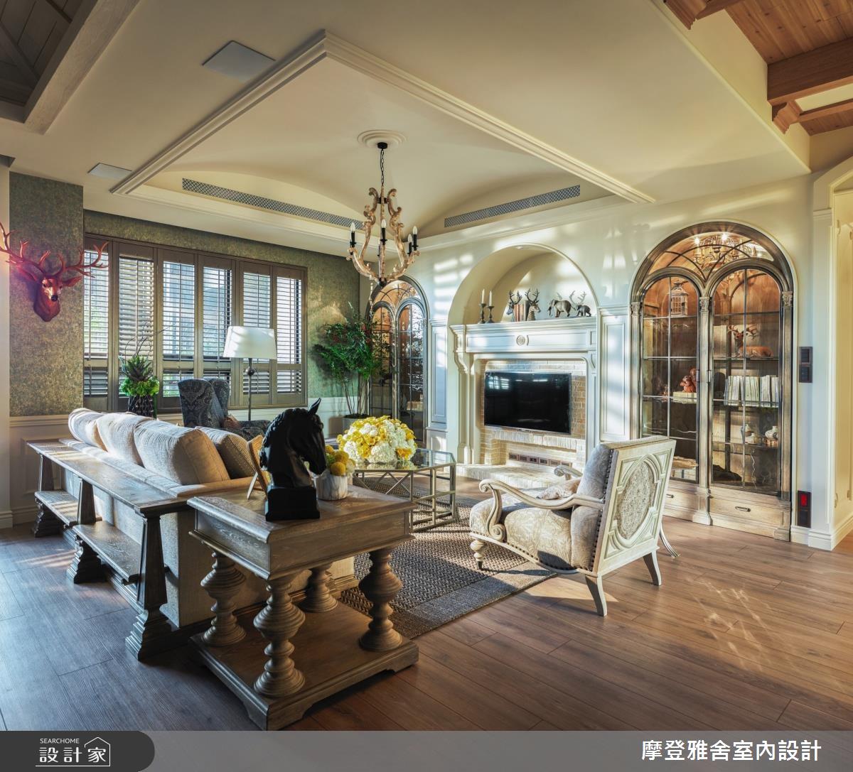 針對在開放式客廳場域如因坐向、採光需求有沙發無靠的情形發生，設計師建議可以在沙發後方加入移動式矮櫃或邊几達到視覺平衡。