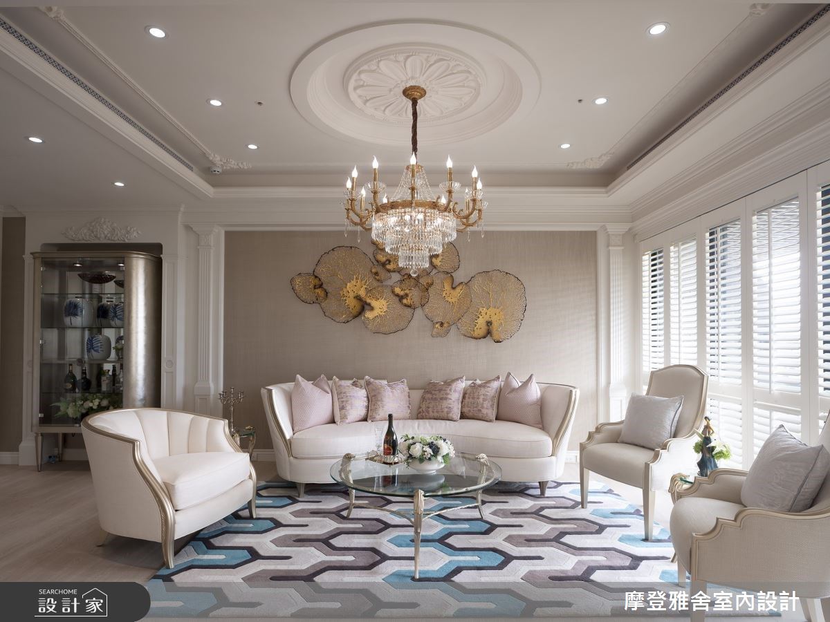 以本案為例，以代表金與火的金屬家飾與燈光設計搭配創造大器穩定的休憩環境。