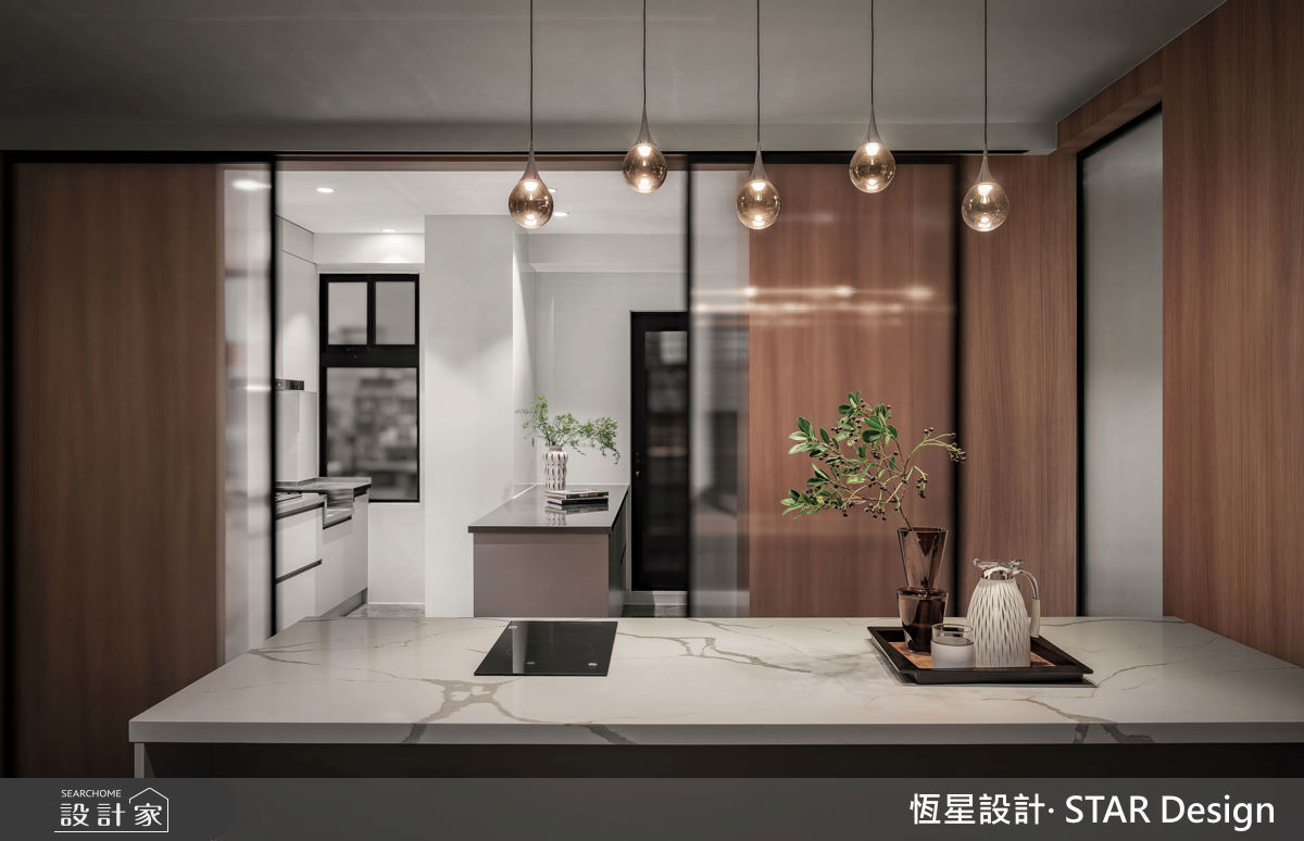 與長輩同住且常需接待賓客,廚房規劃三條動線,貼心分流走動安全、出入自在