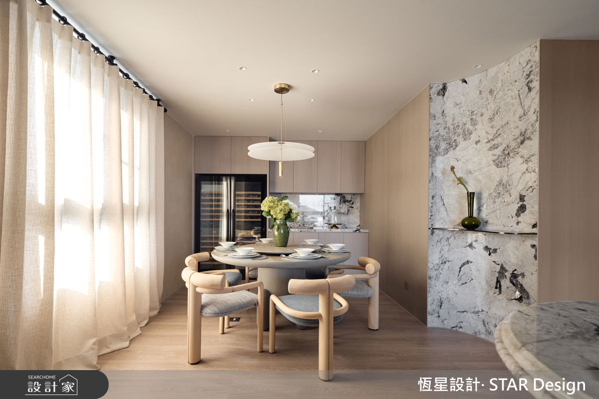 餐桌後方收納櫃,餐邊櫃結合酒吧功能,檯面選用大理石材質,搭配木皮與金屬把手,展現低調奢華與優雅質感。
