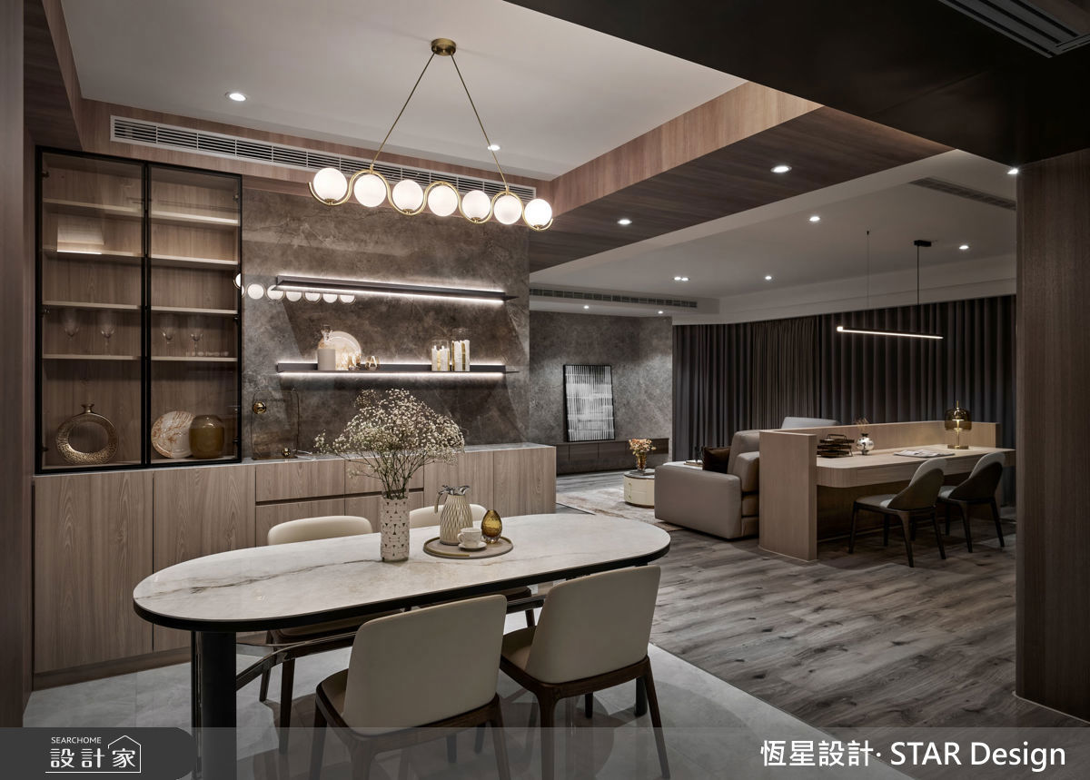 餐櫃以石材鋪設,結合燈光與開放式層架,創造低奢質感