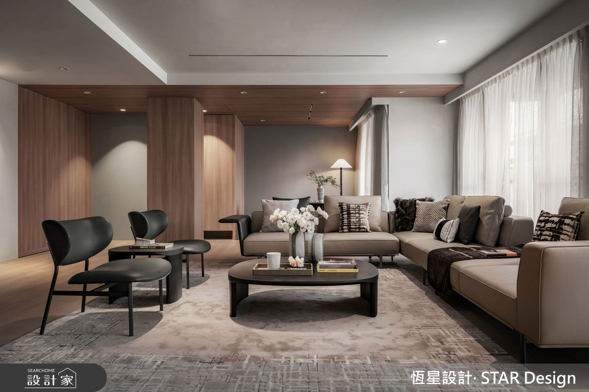 100坪豪宅混搭了單椅、L型沙發與多樣茶几，卻依然維持視覺和諧。