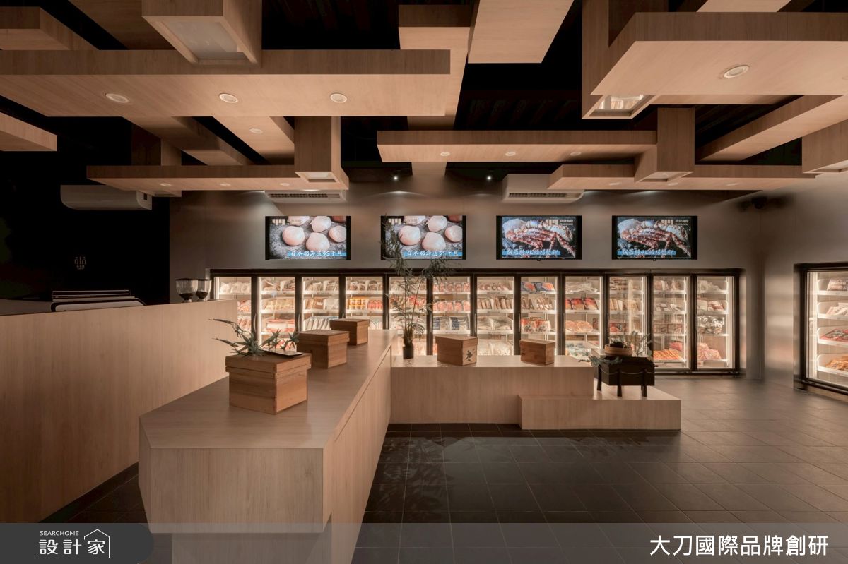 超市區以淺色木質結構、冷凍展示櫃與數位螢幕整合商品資訊,建立清楚而精緻的選品氛圍。