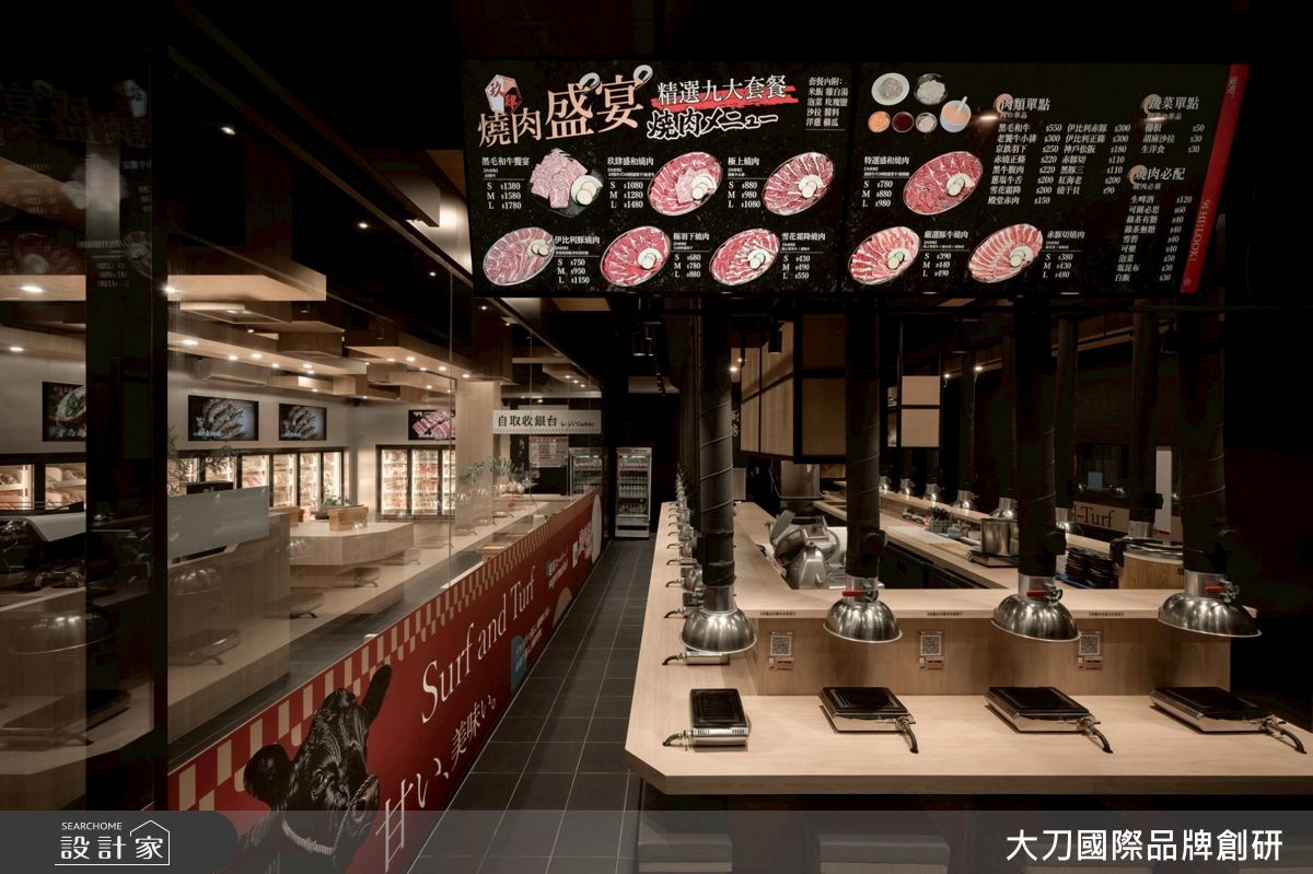 木構天花、深色地坪與冷凍櫃陳列共同降低商品雜亂感,讓多元食材在一致的空間語彙中被展示。