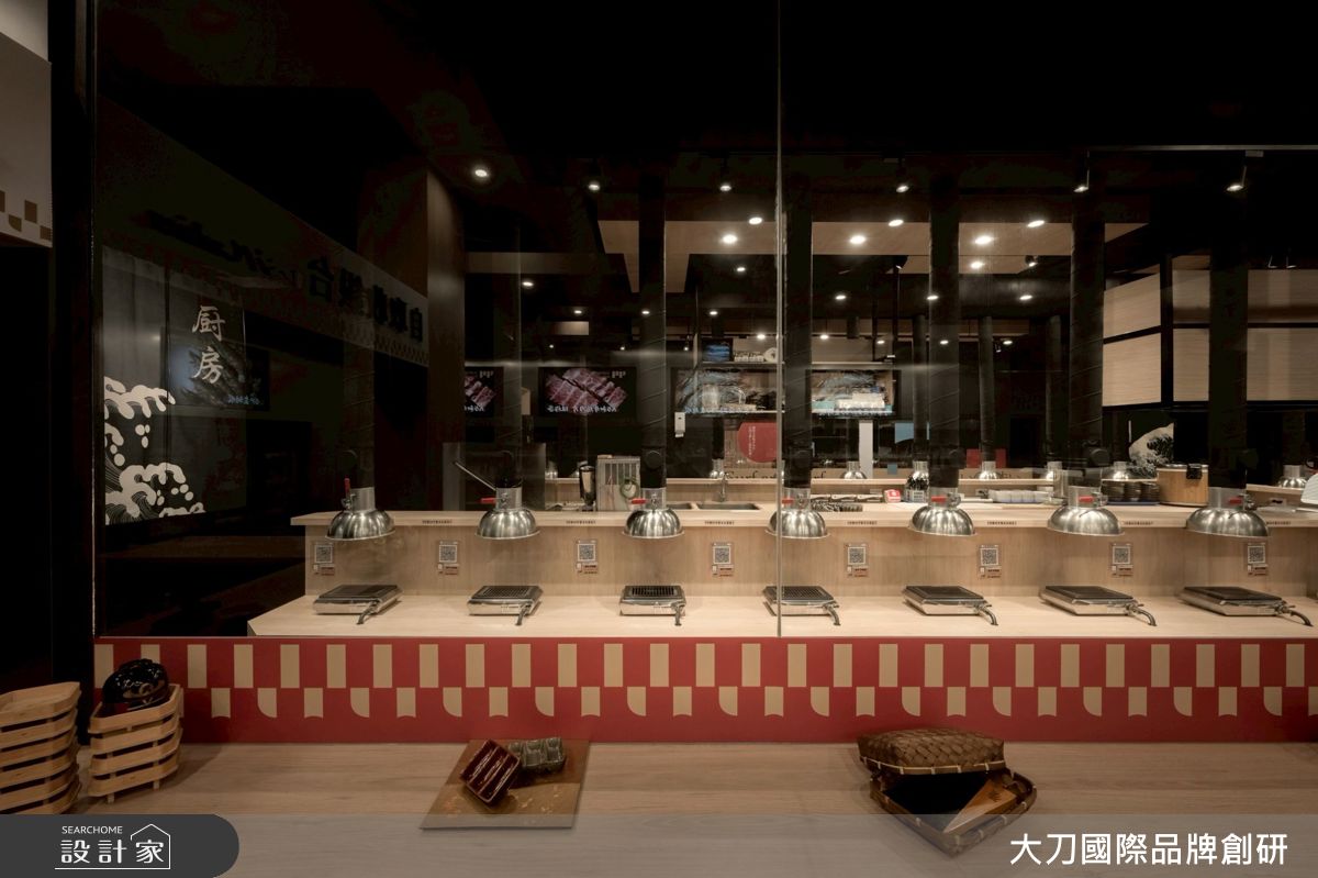 燒肉區以個人烤爐、開放式吧台與上方菜單螢幕構成直覺的用餐場景,回應單人燒肉的便利性與儀式感。