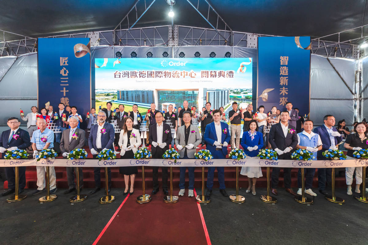 台灣歐德國際物流中心昨(16)日舉行盛大開幕。桃園市長張善政(左六)與歐德集團董事長陳國都(左七)、國內外產業界重量級貴賓共同剪綵。