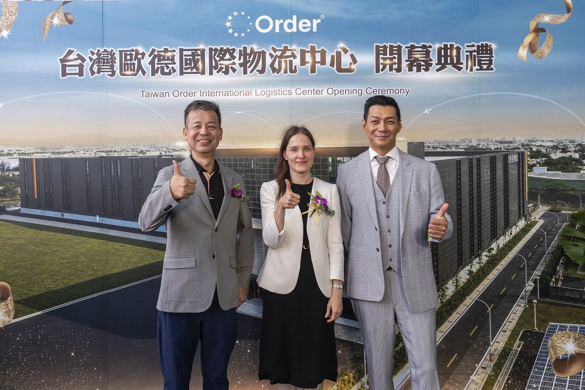 台德攜手見證國際物流中心啟用,歐德集團董事長陳國都(左一)、德經處處長蘭依樺博士(中)與主持人聶雲(右)開心合影。