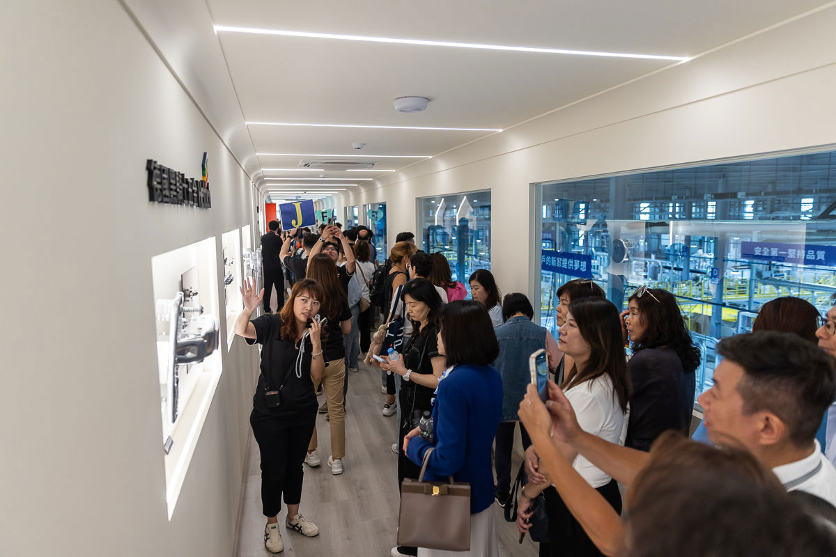 規劃大廊道展示區讓消費者能透過觀景窗,俯瞰歐德系統傢俱生產過程,實現製程透明化。