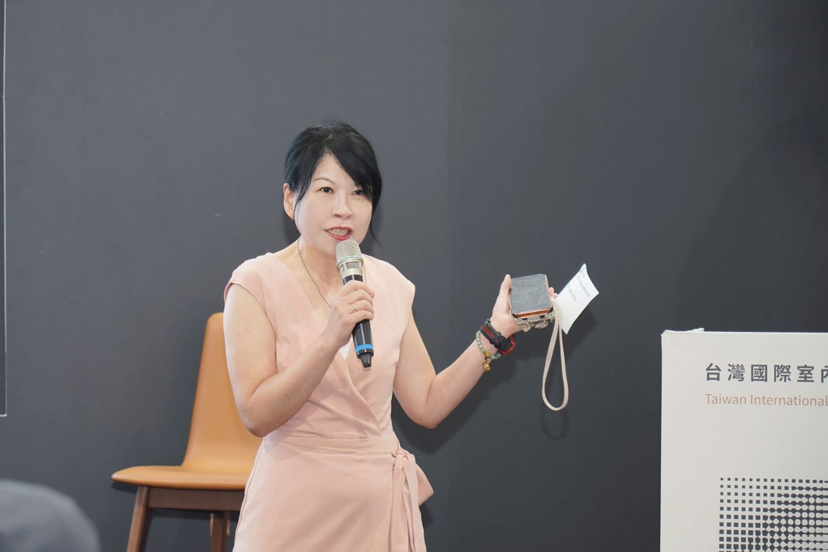 《i室設圈│漂亮家居》總編輯張麗寶策劃並主持《小宅元年》論壇,邀集設計師、建築師與產業專家,共同探討小宅趨勢與未來居住創新。