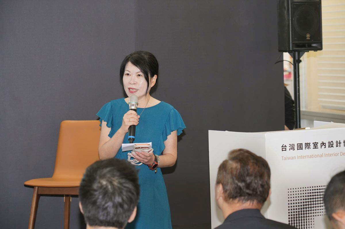 《i室設圈│漂亮家居》總編輯張麗寶擔任論壇主持人,串聯市場、設計與供應鏈多元觀點,帶領現場聚焦小宅時代的居住趨勢。