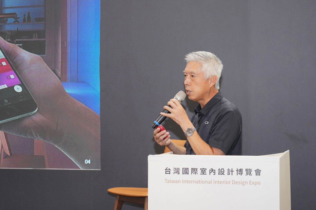 海威科技業務副總邱義龍分享智慧住宅應用,從銀髮安全到年輕世代生活需求,解析智慧系統如何提升住宅使用效率。