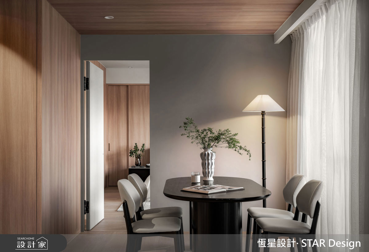 客廳旁規劃閱讀區,具有次領域的效果,屋主進入主臥前,能於此喝茶讀書、休憩自我療癒