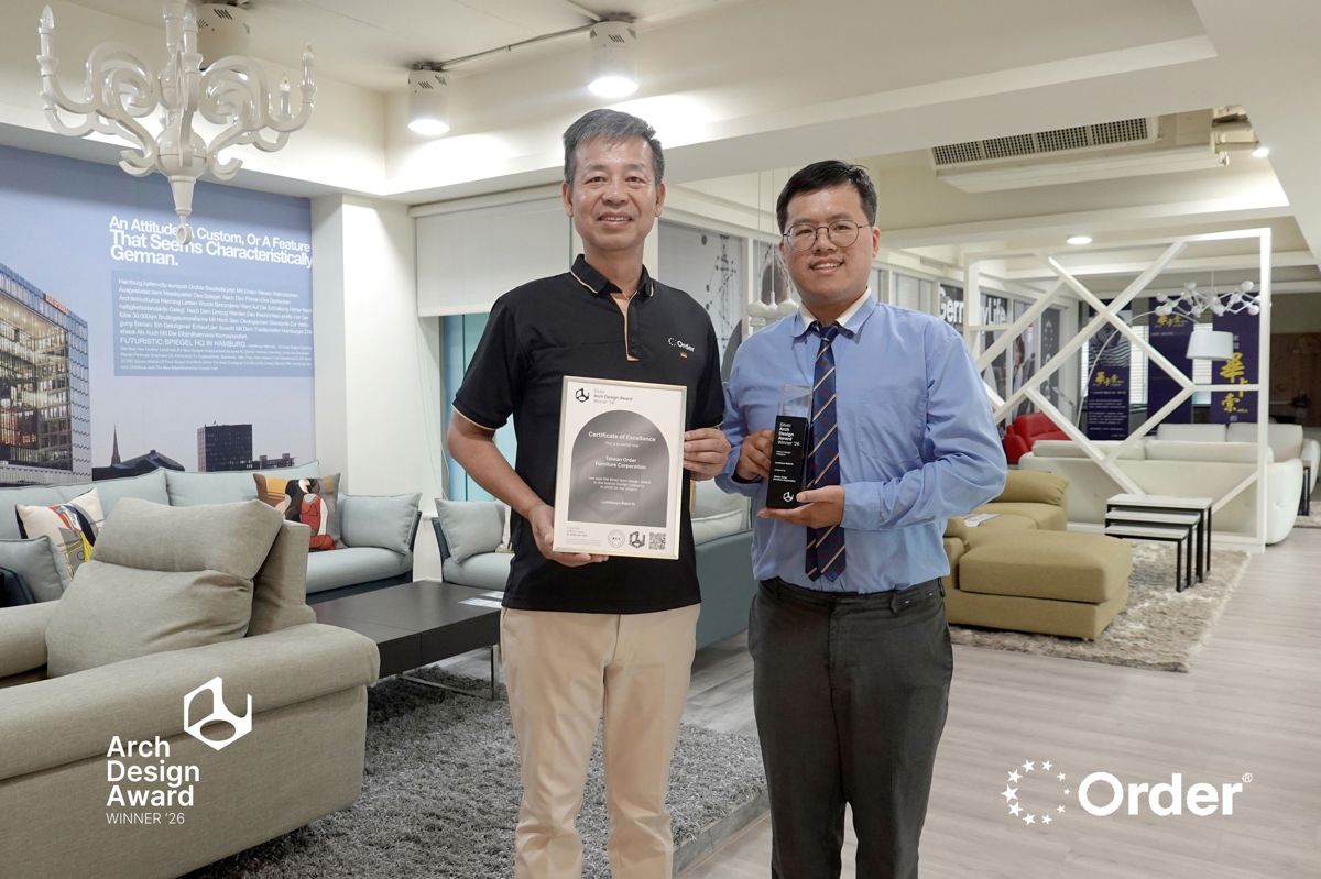 歐德傢俱榮獲「 芬蘭 Arch Design Award 設計獎」肯定,陳國都董事長(左)與設計師曾俊傑(右)開心合影。