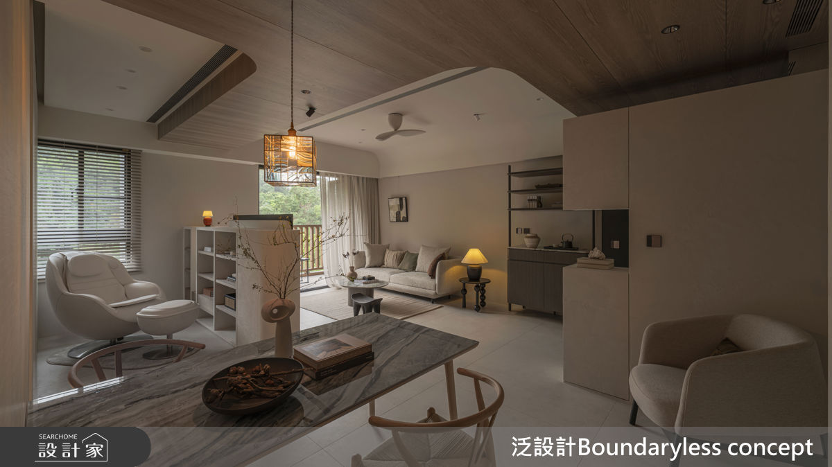 餐廳上方則懸掛由台灣藝術家手工製作的玻璃吊燈,通透柔和的光影成為空間焦點,也為沉穩基調增添精緻質感。