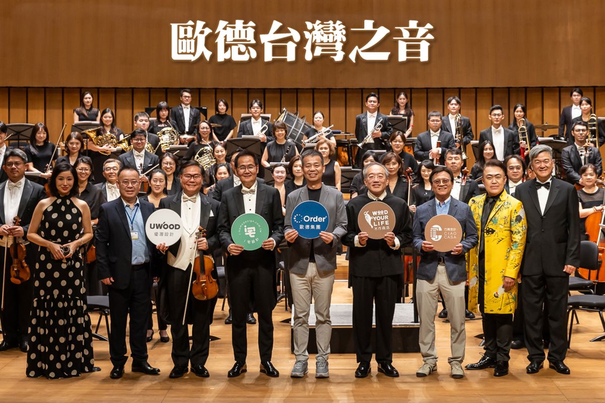 「歐德台灣之音」由陳國都董事長(中)與陳國偉執行長(左二)、偕同左三起小提琴家蘇顯達、台北愛樂團長陳威稜及指揮家林天吉(右四)開心合影。