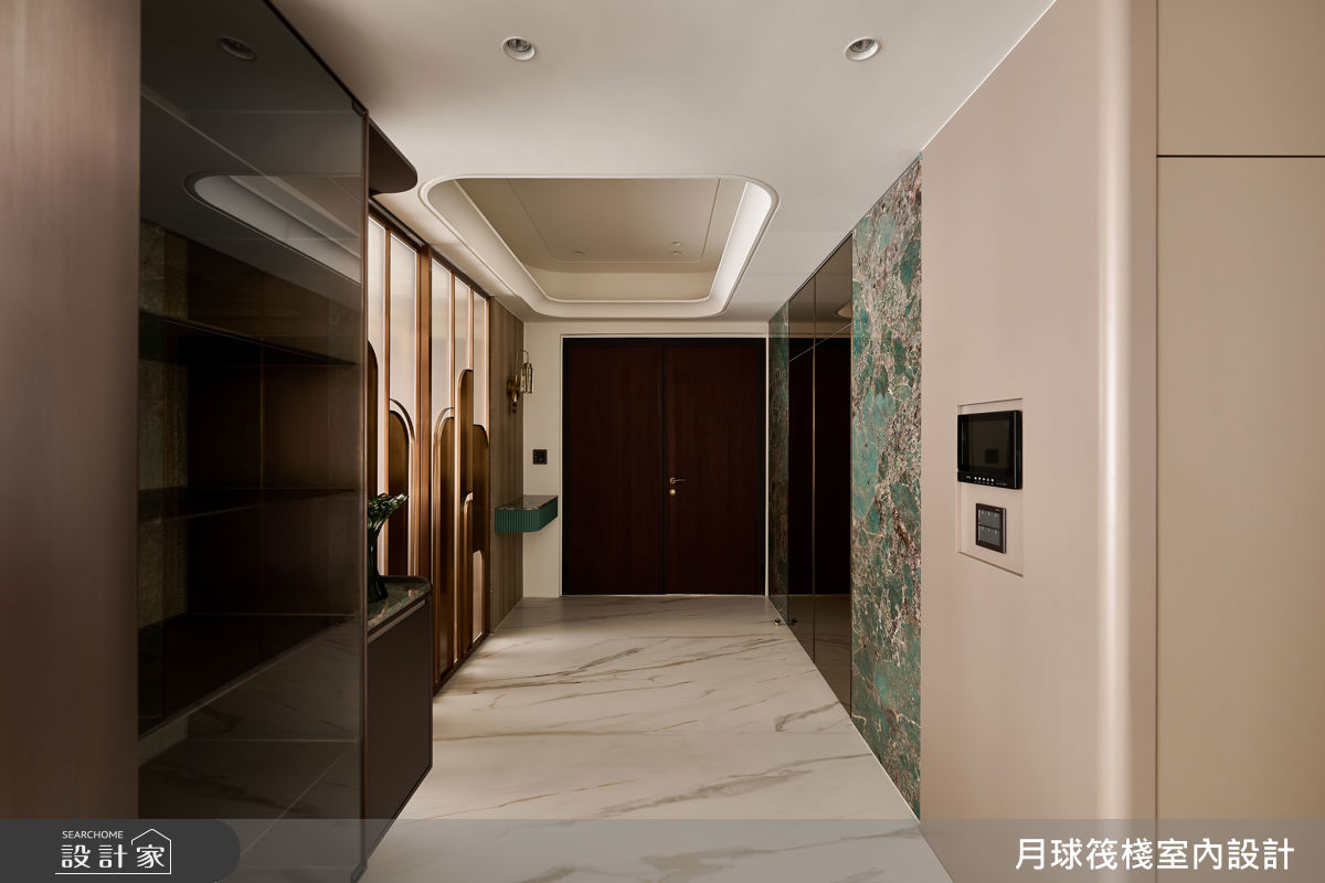 由玄關延伸至室內,特殊的Tiffany綠大理石形成鮮明端景,替進門的過程增添儀式感。