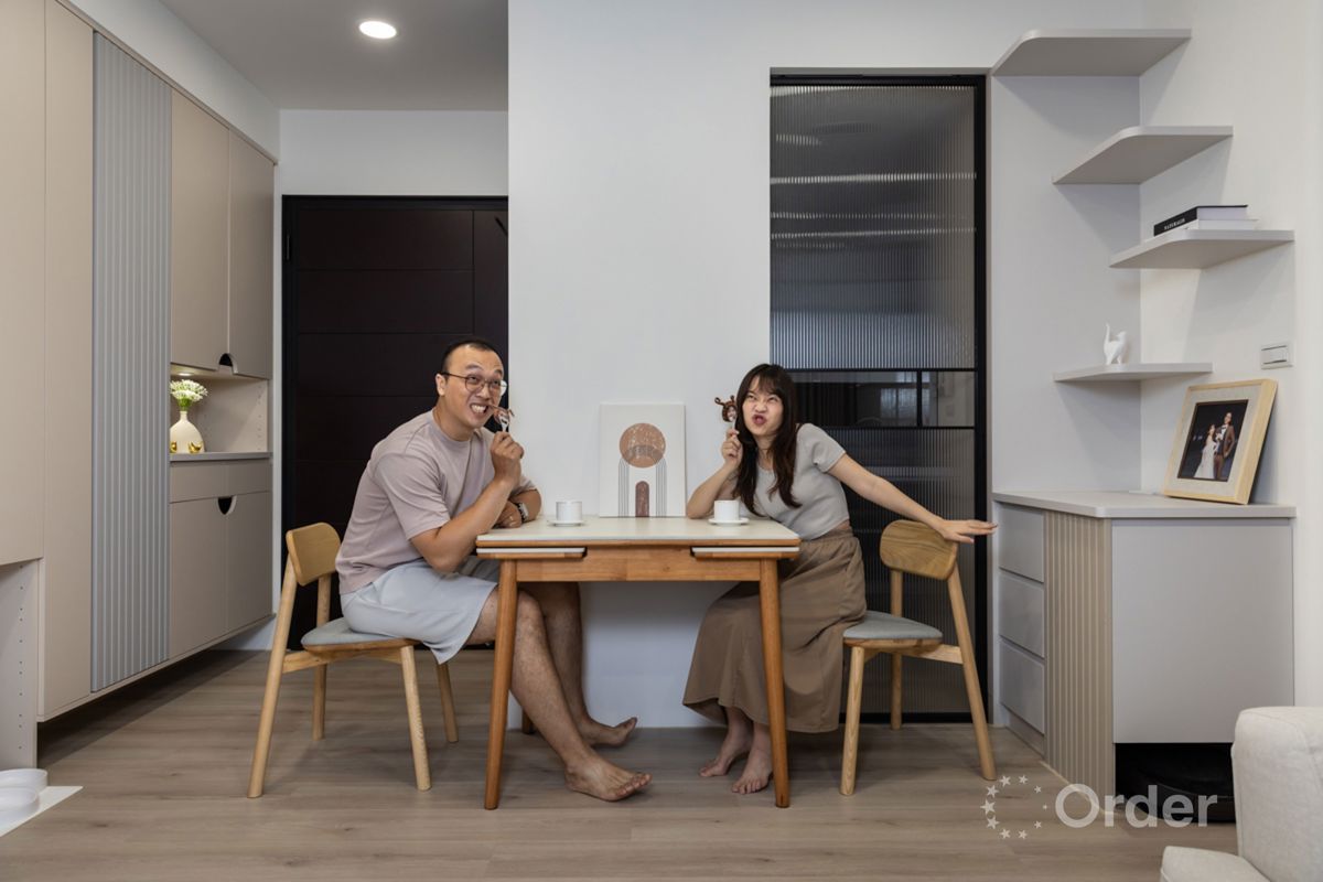 廚房鋁框拉門守護毛孩安全,搭配優渥實木餐椅溫潤吸睛;愛搞怪的小張阿舜,為奶油宅增添滿滿笑聲!
