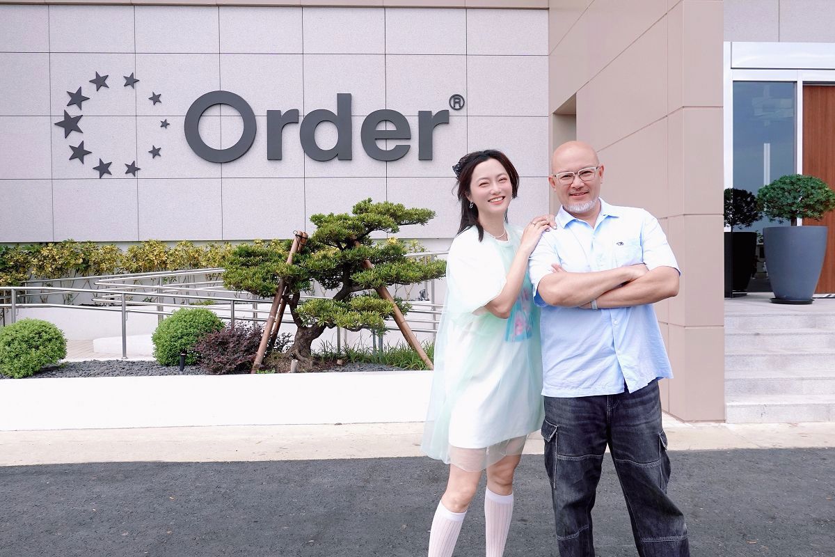 趙小僑(左)、劉亮佐(右)化身一日店長,開箱台灣歐德國際物流中心 。