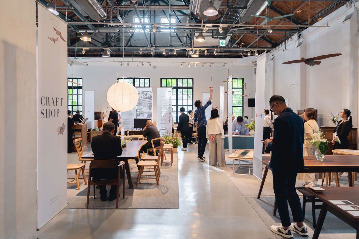 「北海道東川町 Furniture Fair 2026 in Taiwan」展出13間東川町工坊百件職人作品,從單椅、桌几到收納家具各具特色,10月17日起開放民眾免費參觀,現場可試坐、觸摸並選購。