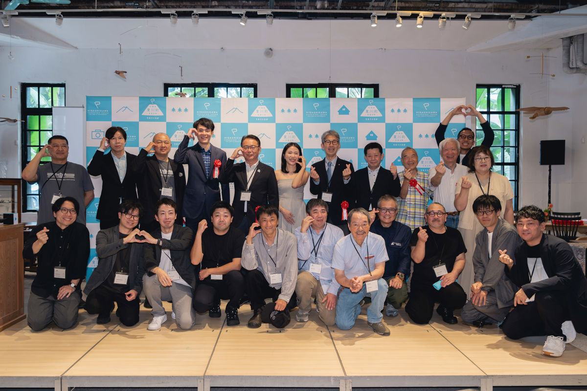 台日貴賓齊聚,共同為「北海道東川町 Furniture Fair 2026 in Taiwan」揭開序幕。後排左二起依序為國發會國土區域離島發展處處長黃文彥、東川木工會代表長谷川將慶、充個墊品牌主理人傅廉中、東川町町長菊地伸、新家園沙發品牌主理人柯姿伃、東川町議會副議長飯塚達夫、東川町商工會會長高島郁宏、華山文創董事長王榮文、懷德居創辦人林東陽教授,與13間東川町工坊職人合影。