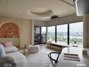 〔開箱影片〕35 坪 4 房 2 廳侘寂風親子宅，去電視牆保留美景，書房 + 臥榻 + 梳妝台還有足量收納，智慧機能全到位～_視覺圖