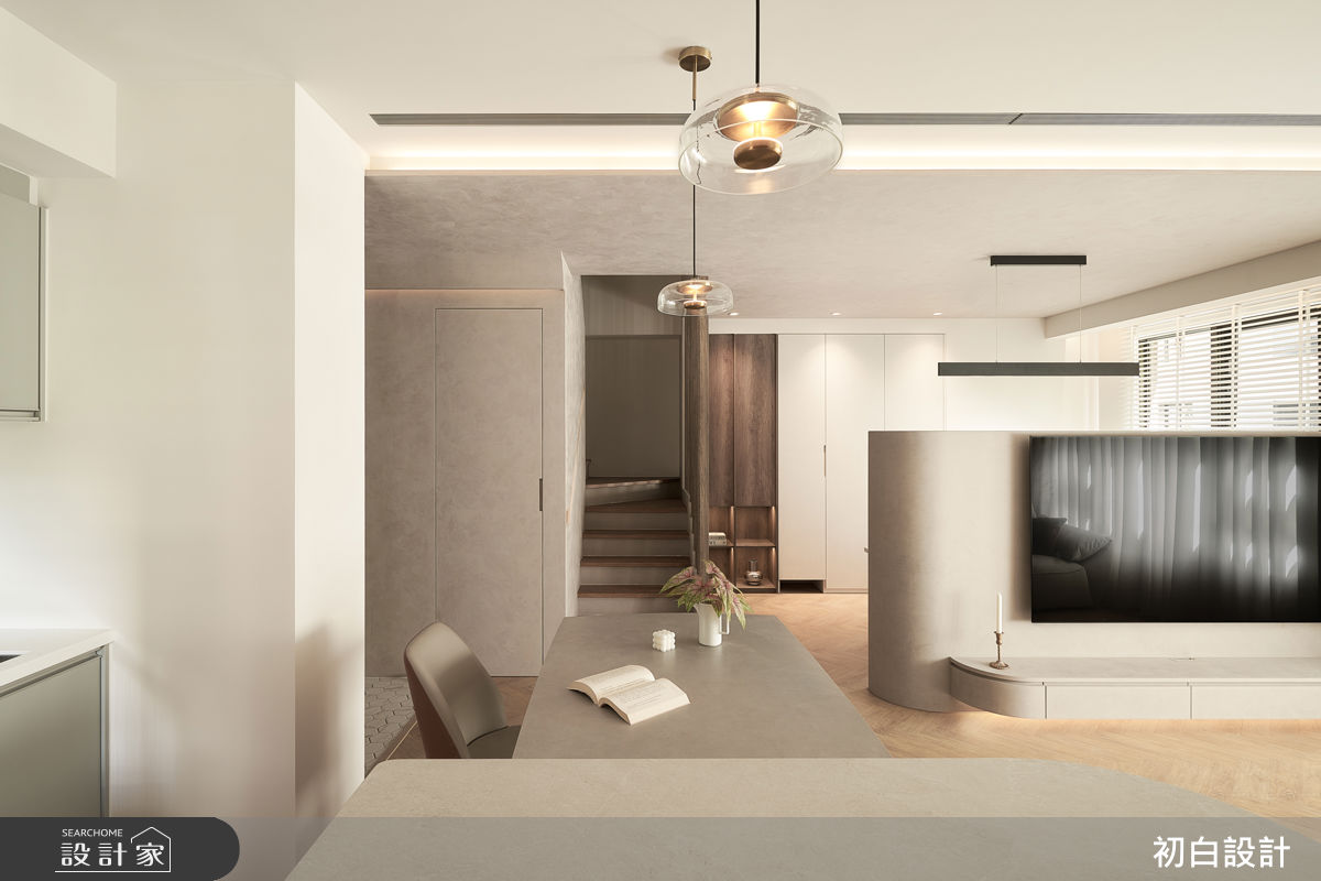 26坪新成屋(5年以下)＿現代混搭風客廳餐廳樓梯中島案例圖片＿初白設計有限公司＿初白_霧柔之境之1