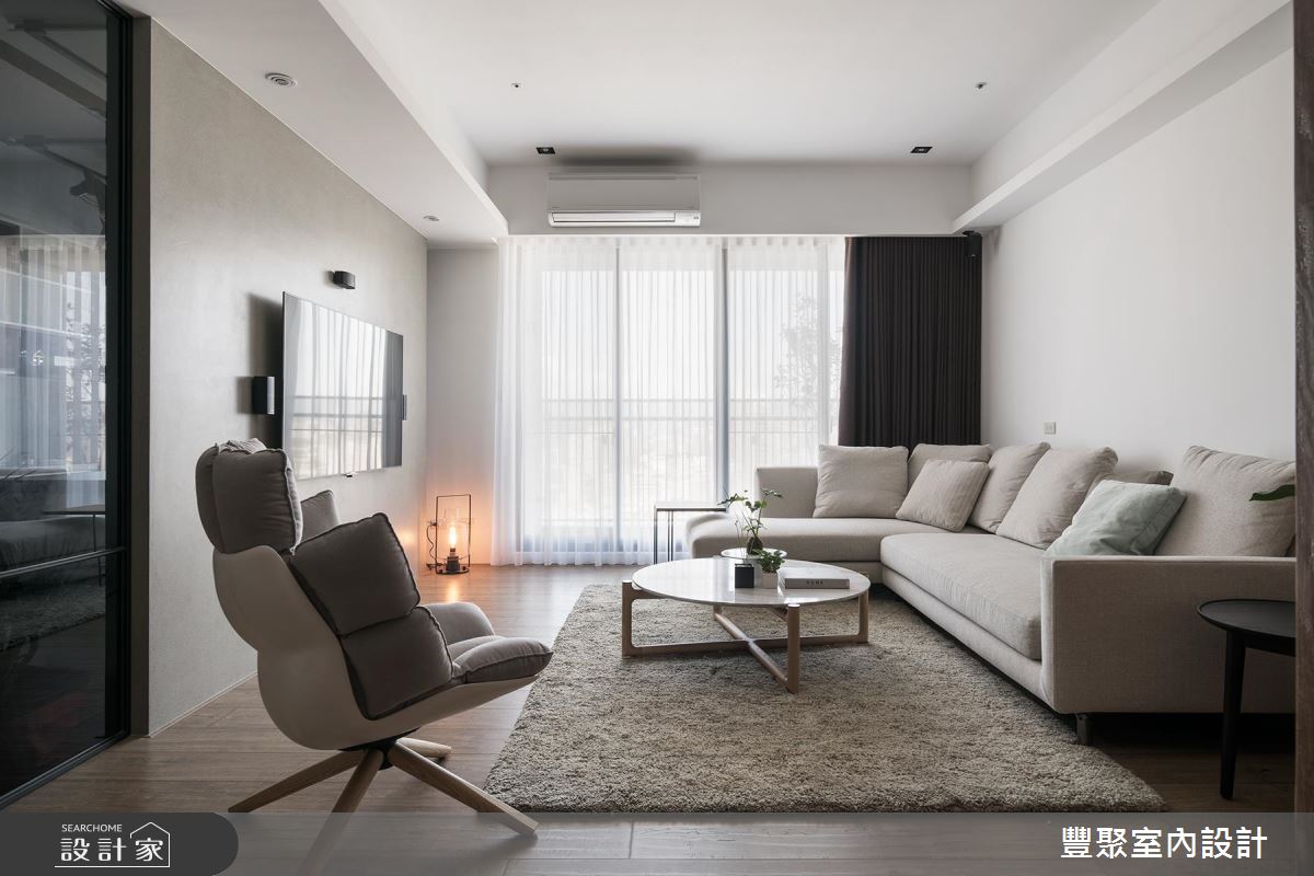 淺色系的配色，家具與地毯均選用了白、米、淺灰色系搭配，加上基本的白色牆面，讓室內的氛圍十分寧靜素雅，空間也顯得俐落與寬敞。