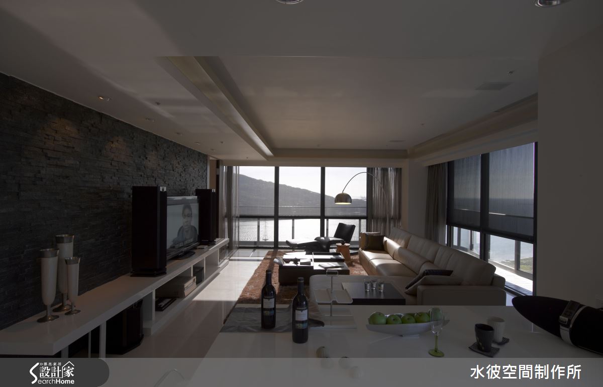 客廳的盡頭是觀音山靜靜橫躺於水面,黑石英文化石牆面則讓整體空間更低調 客廳的盡頭是觀音山靜靜橫躺於水面,黑石英文化石牆面則讓整體空間更低調