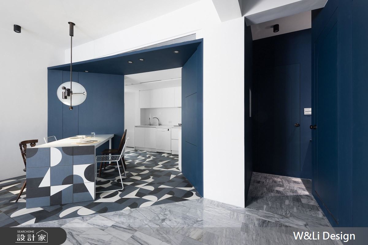 此案為老屋翻新設計，客廳地板保留原有的大理石地板拋光打亮，餐廳廚房區使用大膽的黑、藍、白配色，地板花磚採用強烈現代感的幾何圖型紋樣，散發出強烈現代藝術氣息。