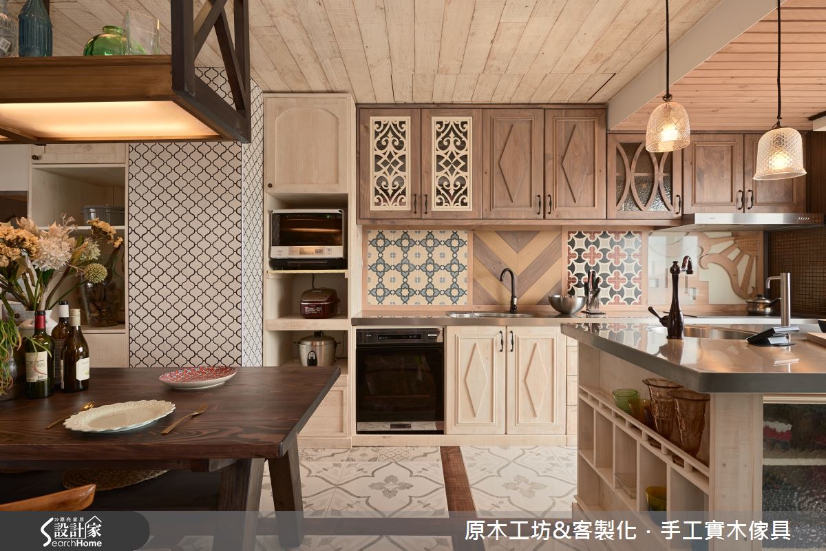 流理臺牆面、側柱與地板皆使用不同紋路的花磚，與木作紋樣的櫃體門板混搭，營造出散發自然氣息的餐廚空間。
