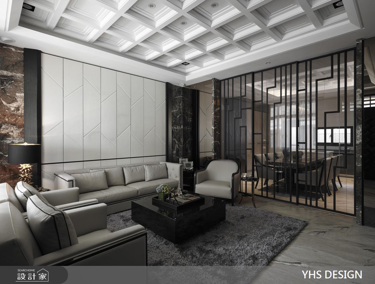 黑白灰三色作為空間基底，營造現代簡約中的低調奢華氣息，客廳與一旁的餐廳區，隔間牆面以鐵件與玻璃取代，線條造型的鐵件成為空間中的視覺焦點。