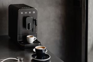 挑咖啡機就要內外兼具！SMEG全自動義式咖啡機－限量永夜黑，在家也能沖煮出職人咖啡的香醇風味_視覺圖