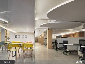 辦公空間以弧型、通透增加開闊感，色彩交誼廳讓人每天活力滿滿上班去！_視覺圖
