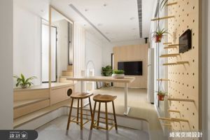 11坪迷你宅神改造！旋轉電視牆藏廚房，夾層巧搭遊戲區，住進2大2小1貓也不擠！_視覺圖