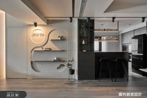雙拼格局化解樑柱挑戰，灰白現代宅以流暢動線與吧台氛圍營造質感生活_視覺圖