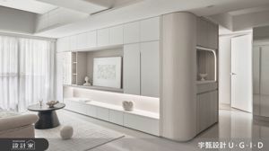 30 坪老屋翻新玩轉曲線！弧形修樑壓迫感消失、客廳電視牆化身空間隔間櫃，一家四口爽住「三房兩廳」_視覺圖