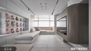 架高地板、牆面變身！8 坪複層小宅巧用高低差，變出兩房一廳＋大型公仔博物館_視覺圖