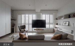 捨一房、轉一牆！陽台光影重塑 19.8 坪生活秩序，實現新婚夫妻對收藏公仔、跑車模型、中島小酌吧與愛貓的興趣_視覺圖