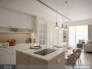 美式線板遇上柔和鄉居色！從中島廚房到主臥獨立小夜燈，36坪美式宅藏著設計師對屋主的百般體貼_視覺圖