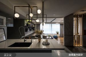 推開家門就是舒壓聖地！40 坪新成屋以環保建材為基調，L型中島吧台廚房讓家成為最佳交誼場域_視覺圖