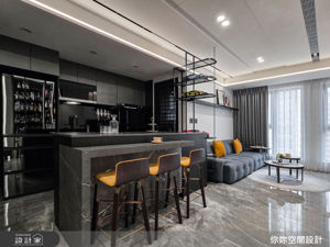 是家也是時髦小酒館！15 坪精緻套房客變術：訂製烈酒展示櫃 × 賽車收藏吧台，品味生活不必向坪數妥協_視覺圖