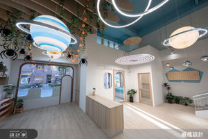 幼兒園長這樣我也想重新讀一遍！太空行星燈、海洋天花板，用「沉浸式美學」把教室變成了星際樂園_視覺圖