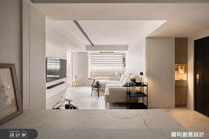 北歐風老屋翻新，白色與木質調打造溫暖舒適的居住空間_視覺圖