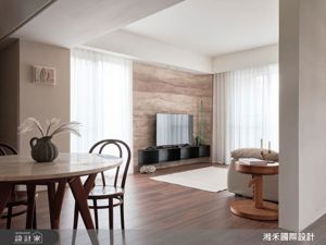 24 坪奶茶色侘寂風設計師私宅|以幻彩玻璃與洞石肌理，為現代居所注入療癒溫度_視覺圖