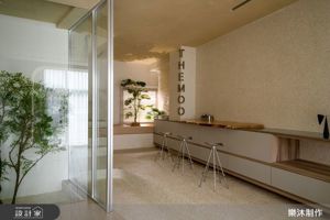 像咖啡館也像家！32坪Japandi複層設計師辦公室，把接待與工作變成生活場景_視覺圖