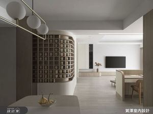 環遊世界的縮影！弧形美學改造 40.5 坪中古屋，用「星巴克城市杯牆」記錄全家人的旅行儀式感_視覺圖