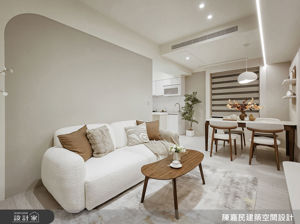 小坪數擴容魔法！18 坪簡約風小宅規劃兩房兩廳，靠系統板材電視牆讓客廳尺度大翻倍_視覺圖