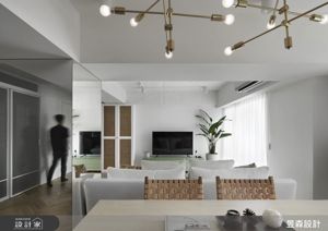 開放式客餐廚＋鏡面視覺引導！32 坪老屋視覺感倍增，在純白與綠意交織的家中找回歸屬感_視覺圖