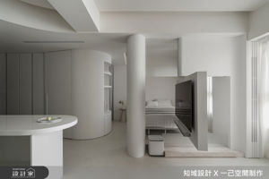 14坪的純白浪漫！旋轉電視牆、圓弧中島，打造精緻單身現代極簡套房_視覺圖